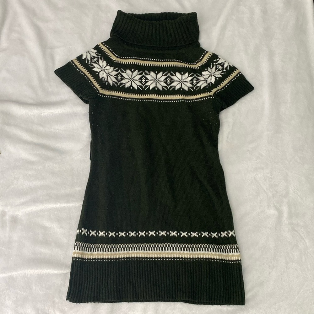 Dark green wintry cowl turtleneck neck tunic